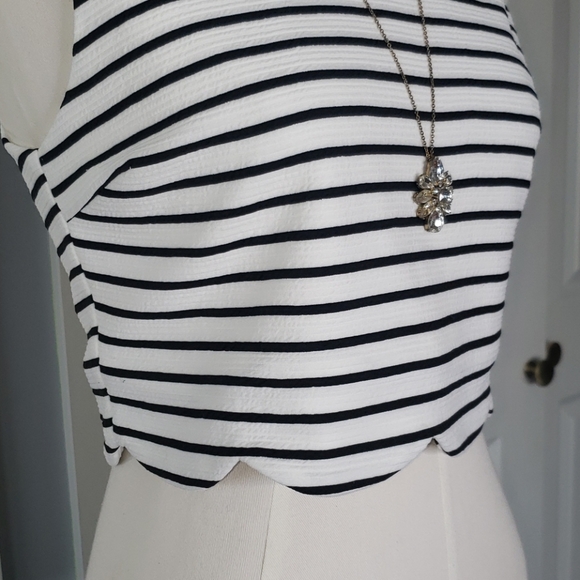 Cropped Scallop Hem Top - Picture 2 of 10